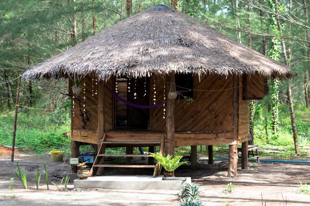Tawan Bar And Bungalow Otel Ko Phra Thong Dış mekan fotoğraf
