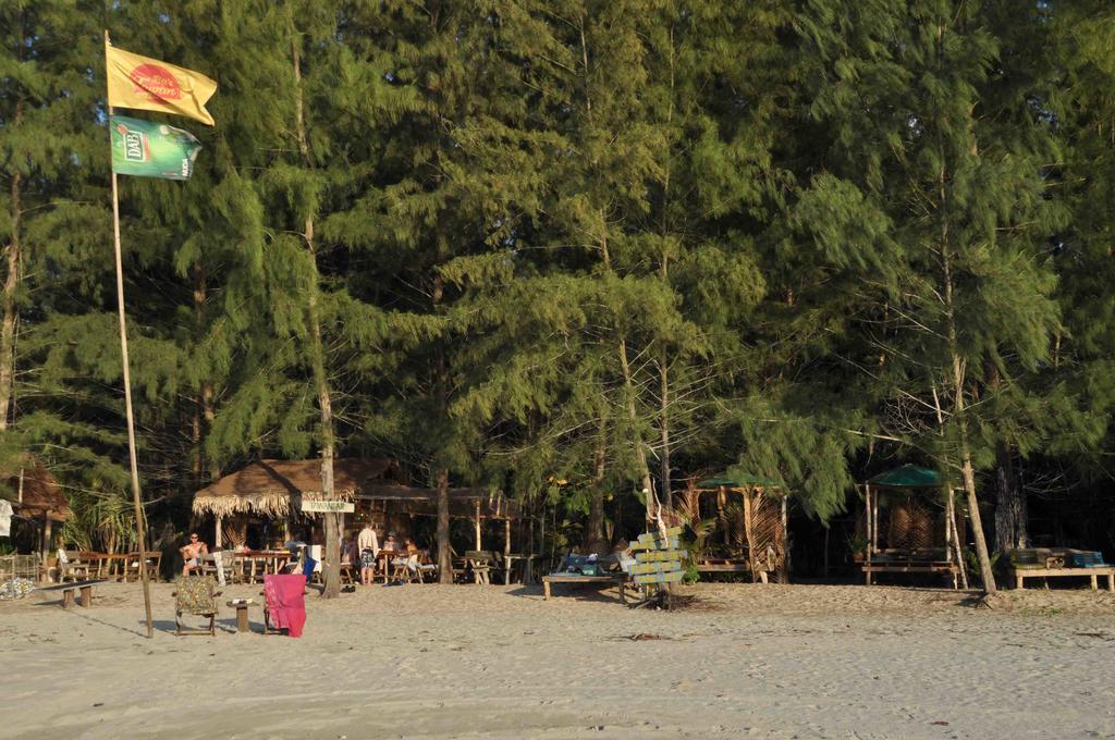 Tawan Bar And Bungalow Otel Ko Phra Thong Dış mekan fotoğraf