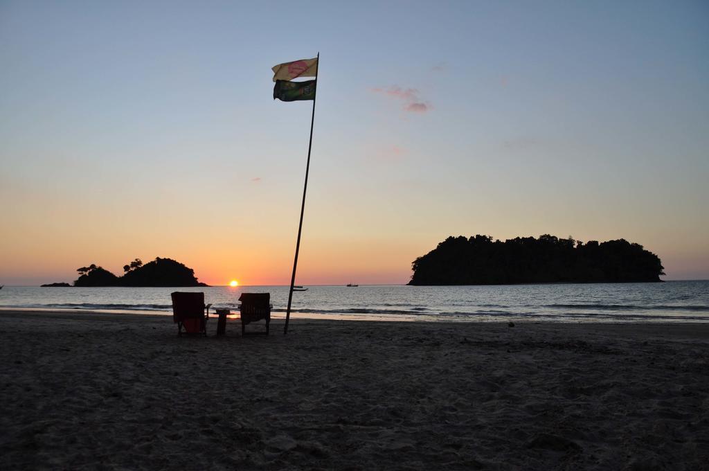 Tawan Bar And Bungalow Otel Ko Phra Thong Dış mekan fotoğraf