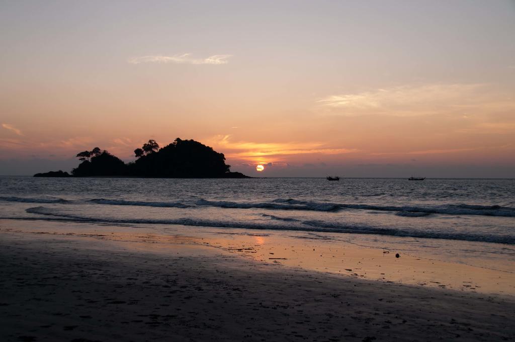 Tawan Bar And Bungalow Otel Ko Phra Thong Dış mekan fotoğraf