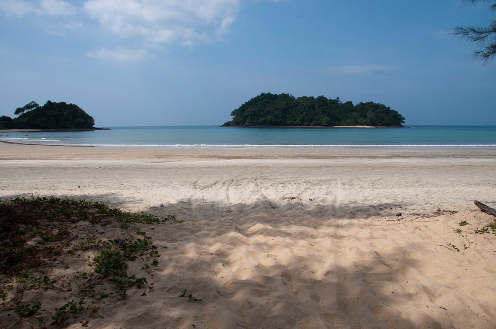Tawan Bar And Bungalow Otel Ko Phra Thong Dış mekan fotoğraf