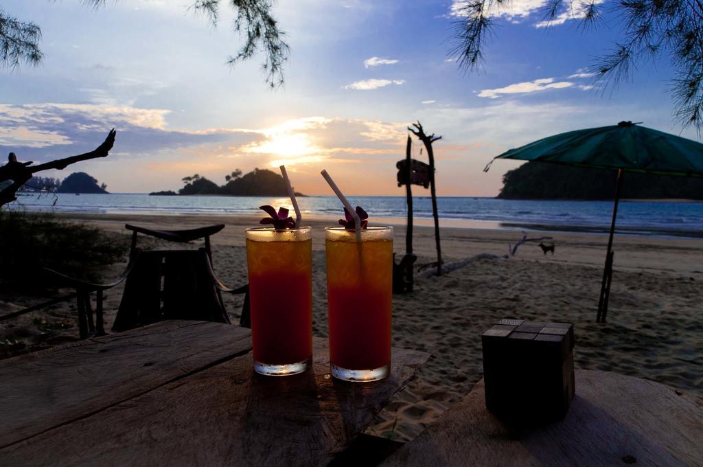 Tawan Bar And Bungalow Otel Ko Phra Thong Dış mekan fotoğraf