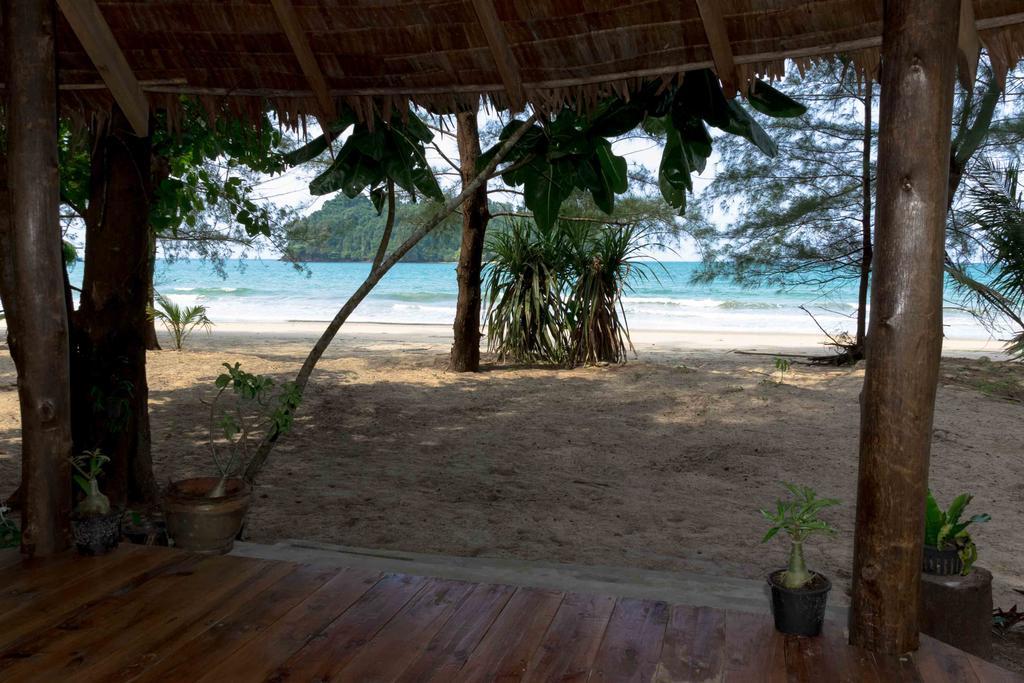 Tawan Bar And Bungalow Otel Ko Phra Thong Dış mekan fotoğraf