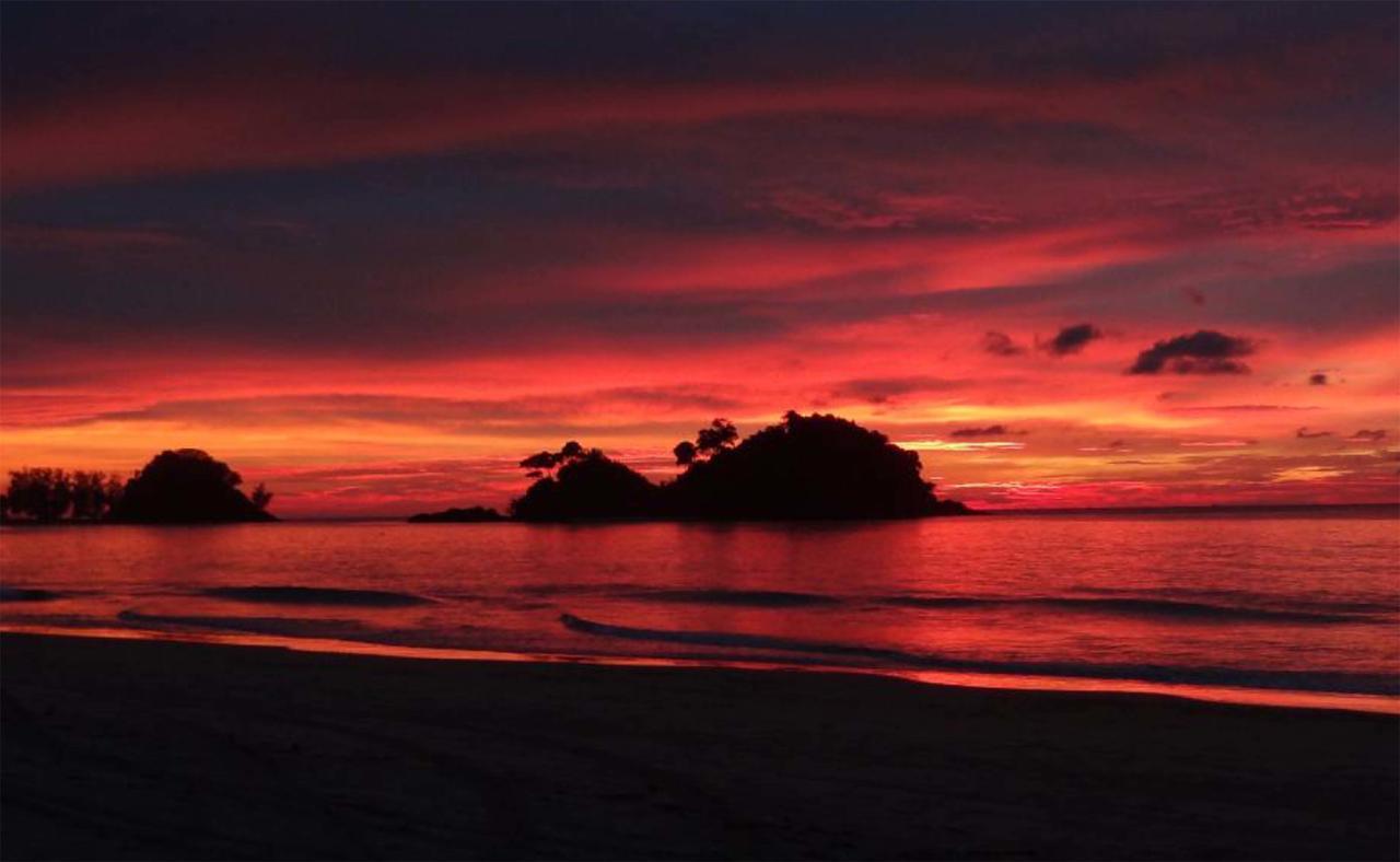 Tawan Bar And Bungalow Otel Ko Phra Thong Dış mekan fotoğraf